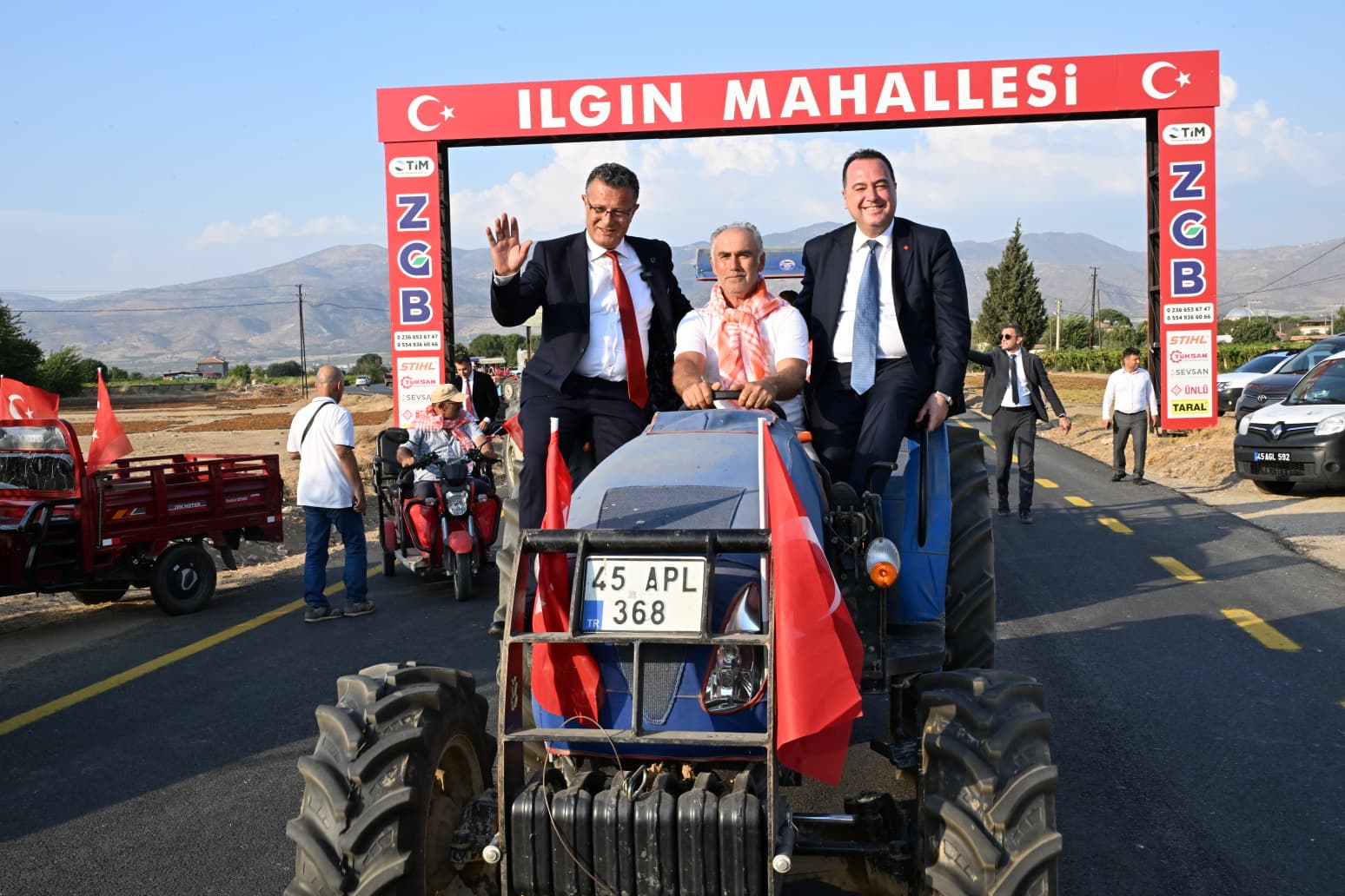 baskan-dutlulu-ilgin-mahallesinde-traktor-konvoyu-ile-karsilandi-3.jpeg