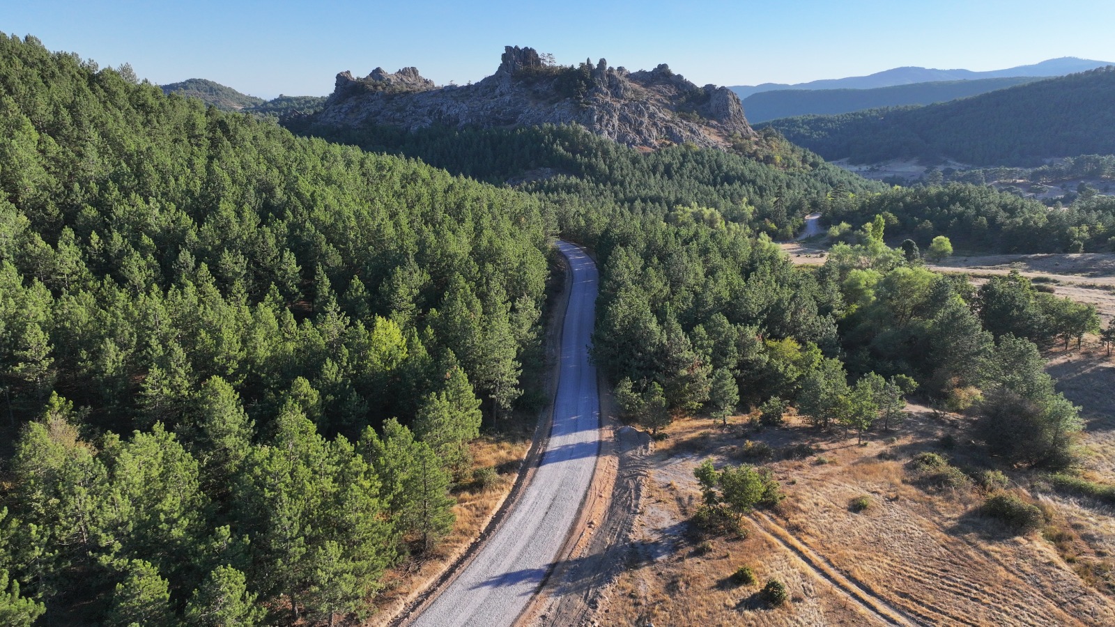 yillarin-hayali-gercek-oldu-gordes-sindirgi-yolu-asfaltlandi-4.jpeg