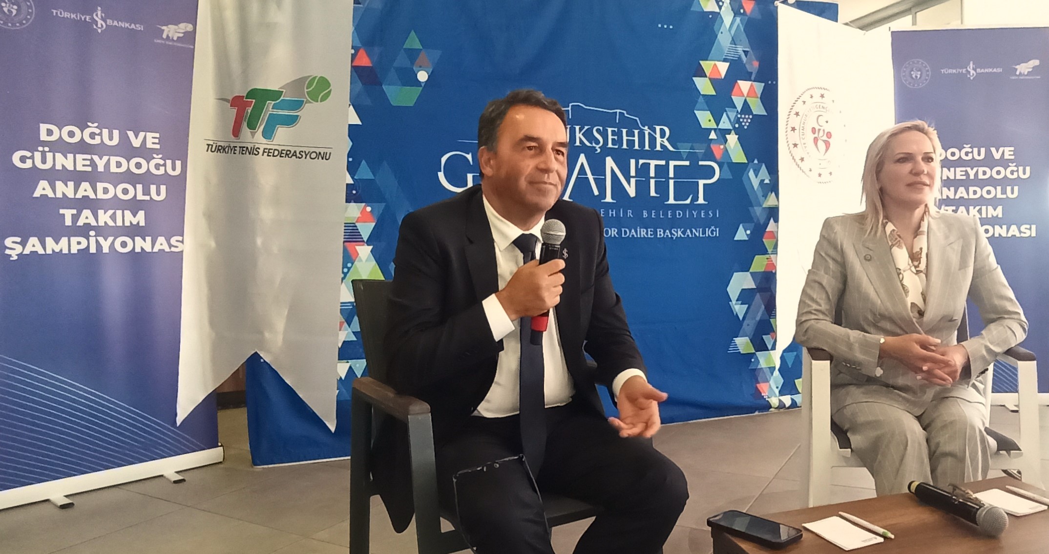 is-bankasi-genel-mudur-yardimcisi-suat-sozen-ve-turkiye-tenis-federasyonu-baskani-safak-muderrisgil.jpg