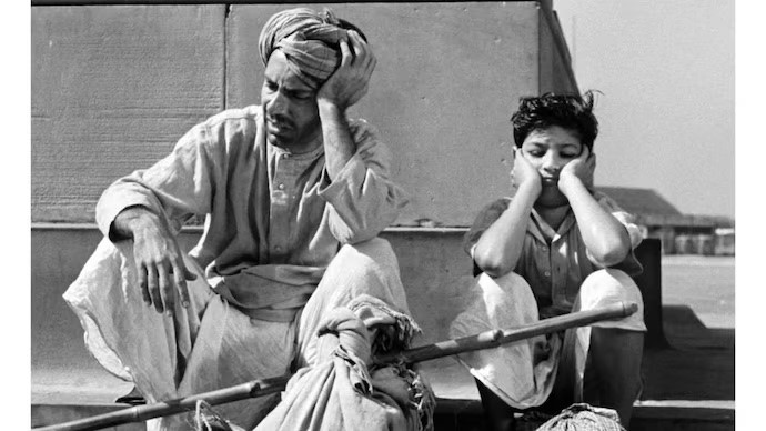 1760339897-do-bigha-zamin-ki-d-n-m-arazi-1953-filminden-bir-kare-films-sans-fronti-res.jpg