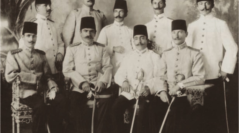kurmay-yuzbasi-mustafa-kemal-arkadaslari-ile-sam-1906-kopyasi.jpg