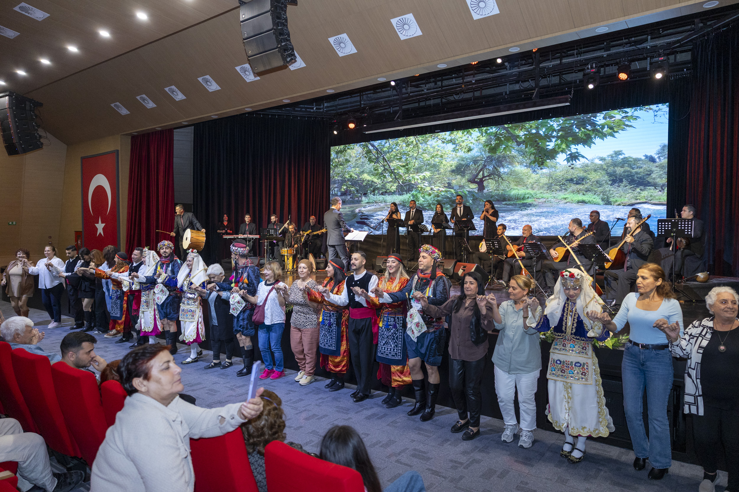 buyuksehir-anadoludan-ezgiler-konseri-ile-sanatseverleri-bir-araya-getirdi-7.jpg