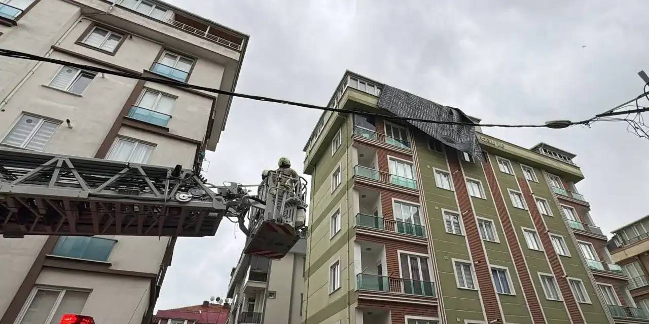 firtina-istanbulu-fena-vurdu-catilar-uctu-agaclar-kokunden-sokuldu-4