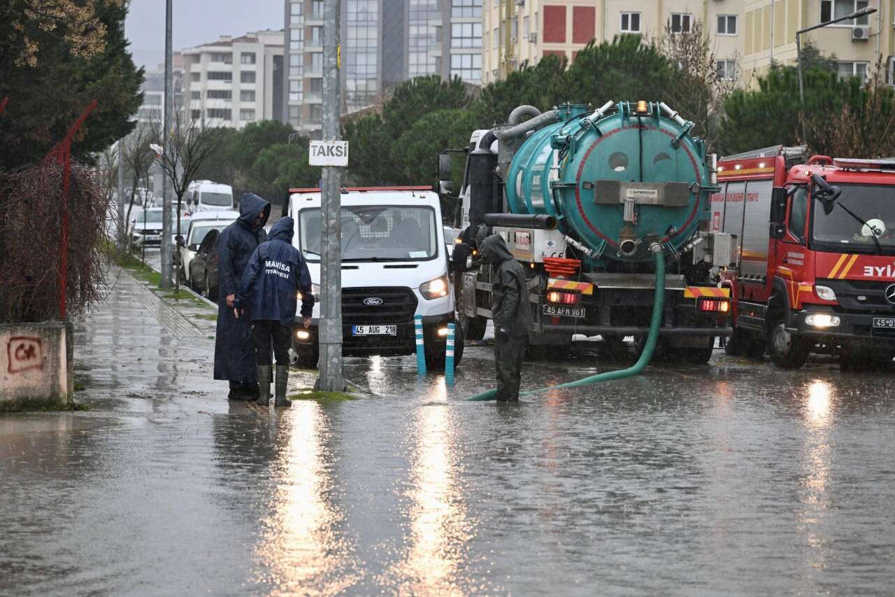 manisada-saganak-mesaisi-buyuksehir-ve-maski-sahada-6