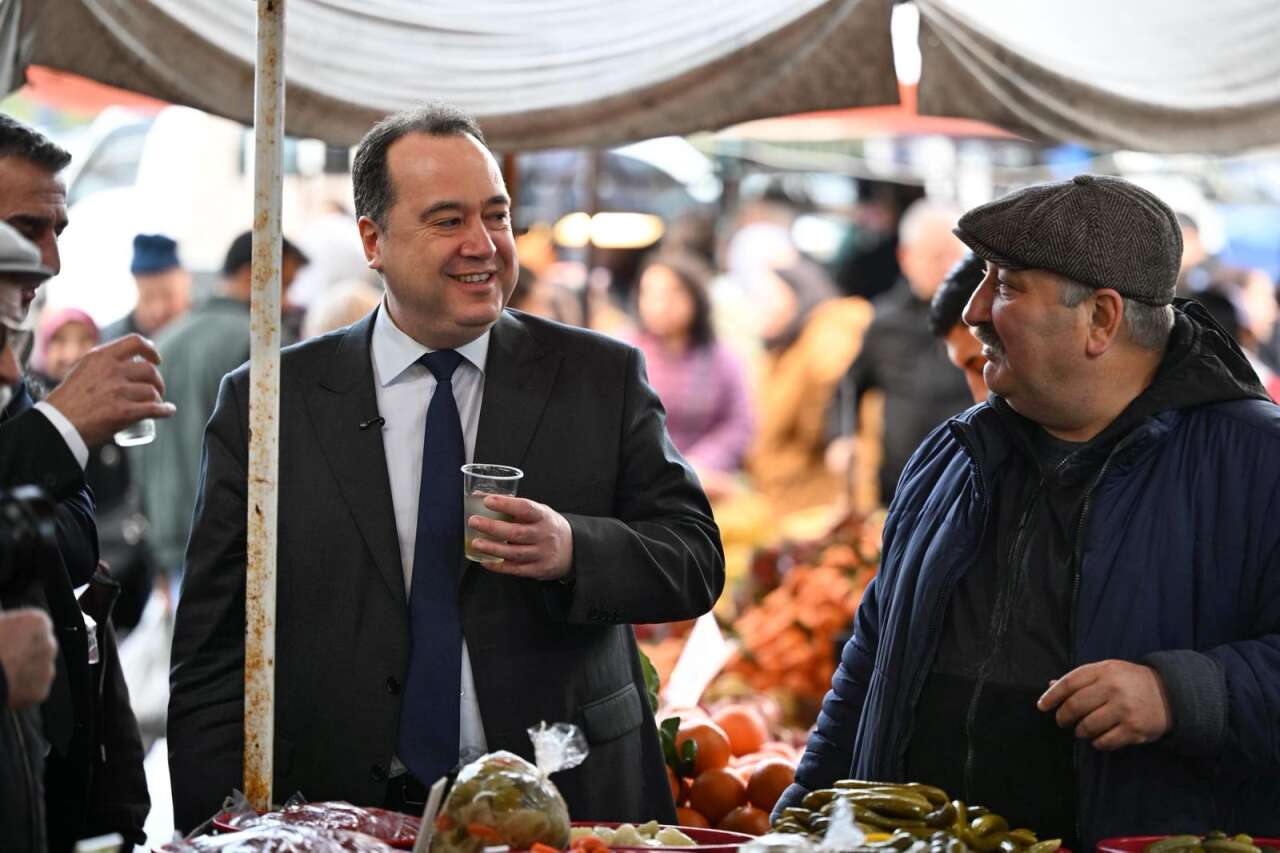 baskan-dutlulu-persembe-pazarinda-esnafla-bir-araya-geldi-1