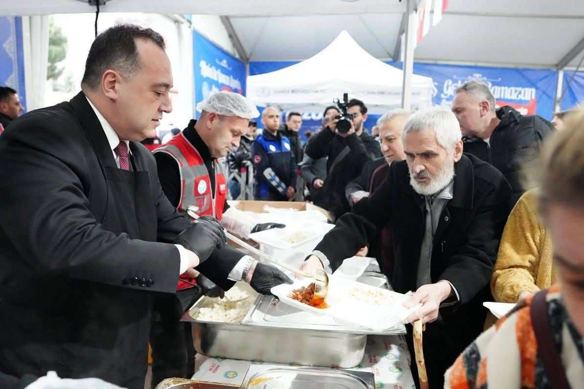 baskan-besim-dutlulu-binlerce-manisaliyla-iftar-sofrasinda-bulustu-15