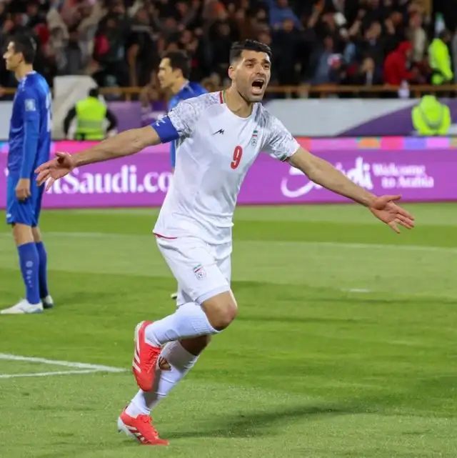 dunyaca-unlu-golcu-iran-da-savasmak-icin-orduya-19618132-4259-m