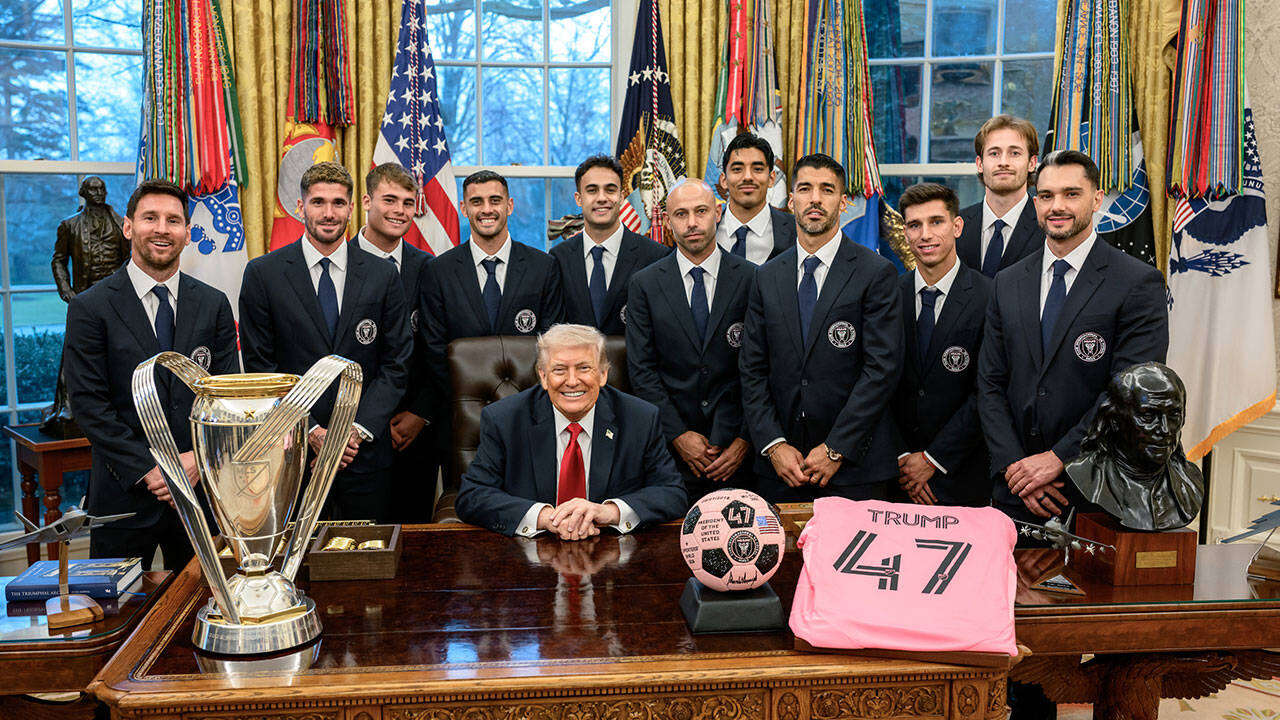 trump-irana-nasil-olum-yagdirdigini-anlatti-messi-ve-suarez-alkislayip-imzali-top-hediye-etti