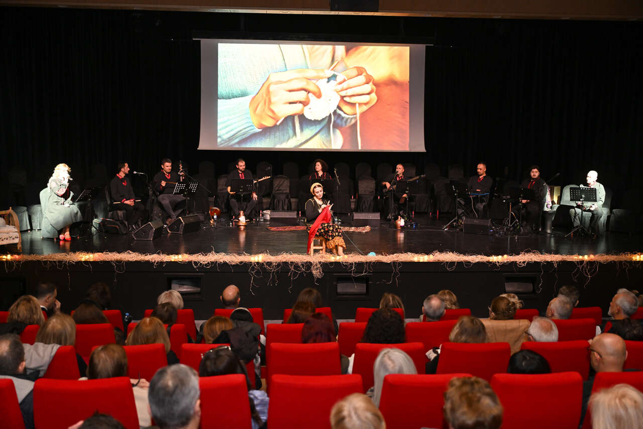 mersin-buyuksehirde-kadinlarin-sesi-ezgiler-ve-danslarla-yukseldi-2