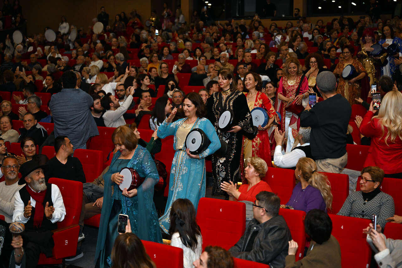 mersin-buyuksehirde-kadinlarin-sesi-ezgiler-ve-danslarla-yukseldi-5