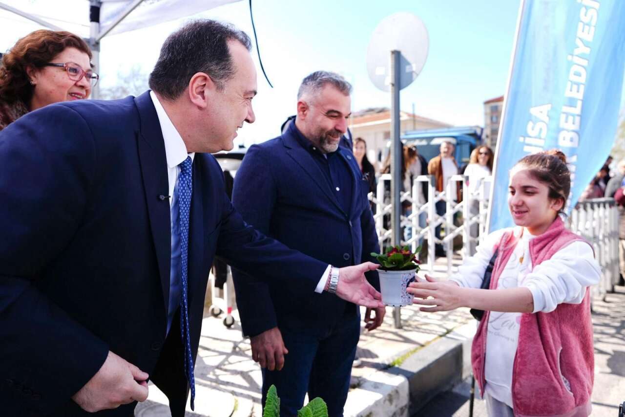 baskan-dutluludan-8-marta-cicekli-kutlama-5