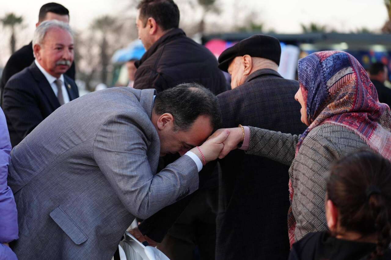 ramazanin-bereketi-salihlide-kurulan-iftar-sofrasinda-paylasildi-7