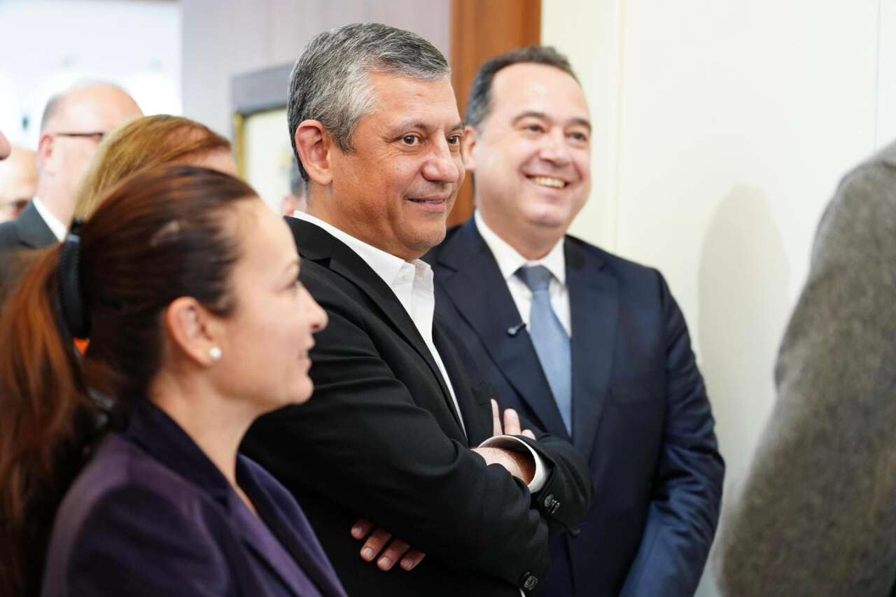 chp-genel-baskani-ozgur-ozel-sarisin-bir-kurt-sergisini-gezdi-1