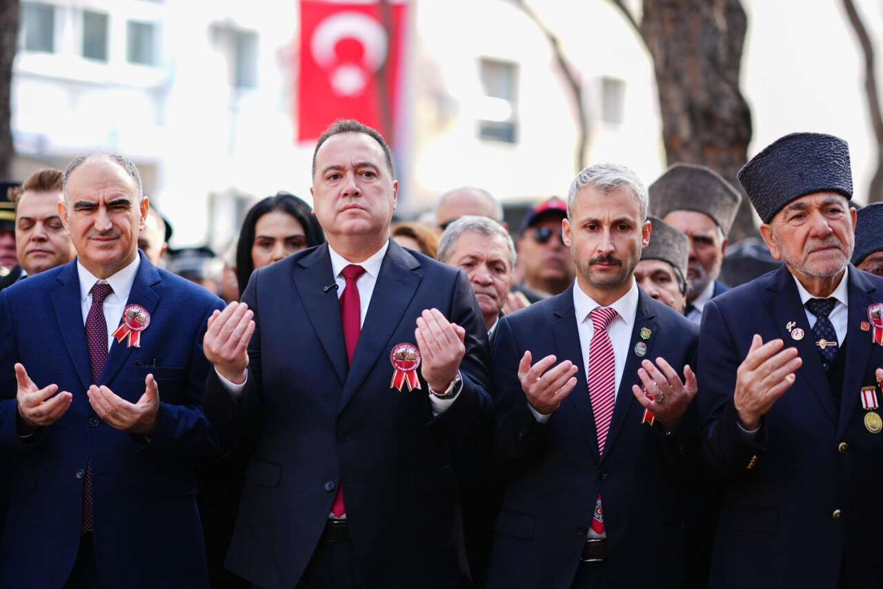 canakkale-zaferinin-111-yilinda-sehitler-manisada-anildi-11