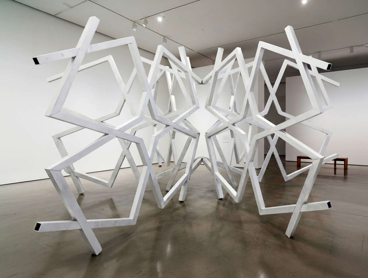 geomart-ut-sc1-2025-yaratici-kodlama-ile-tasarlanmis-aluminyum-heykel-180-cm-x-o-4-m