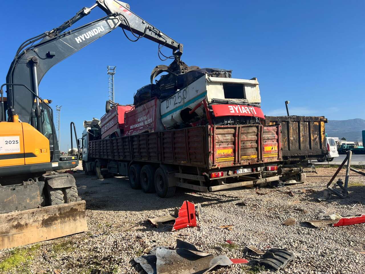 manisada-hurda-ve-sahipsiz-araclar-mkeye-sevk-edildi-11