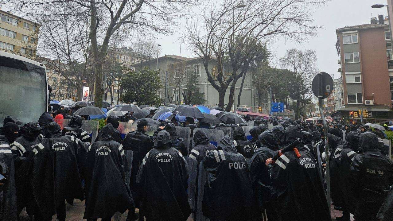 gazetecilere-ozgurluk-yuruyusune-engel-basina-degil-cetelere-barikat