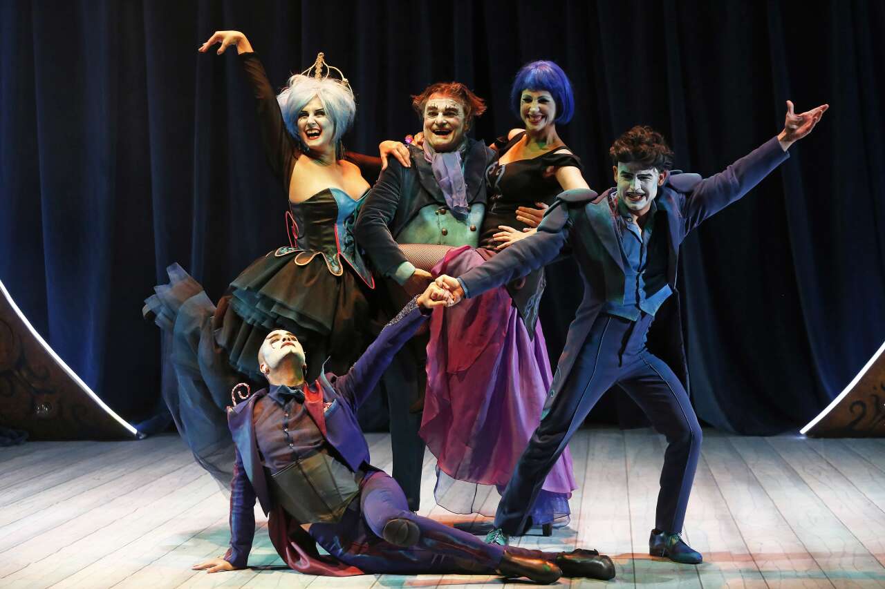 1774900345-the-opera-locos-3