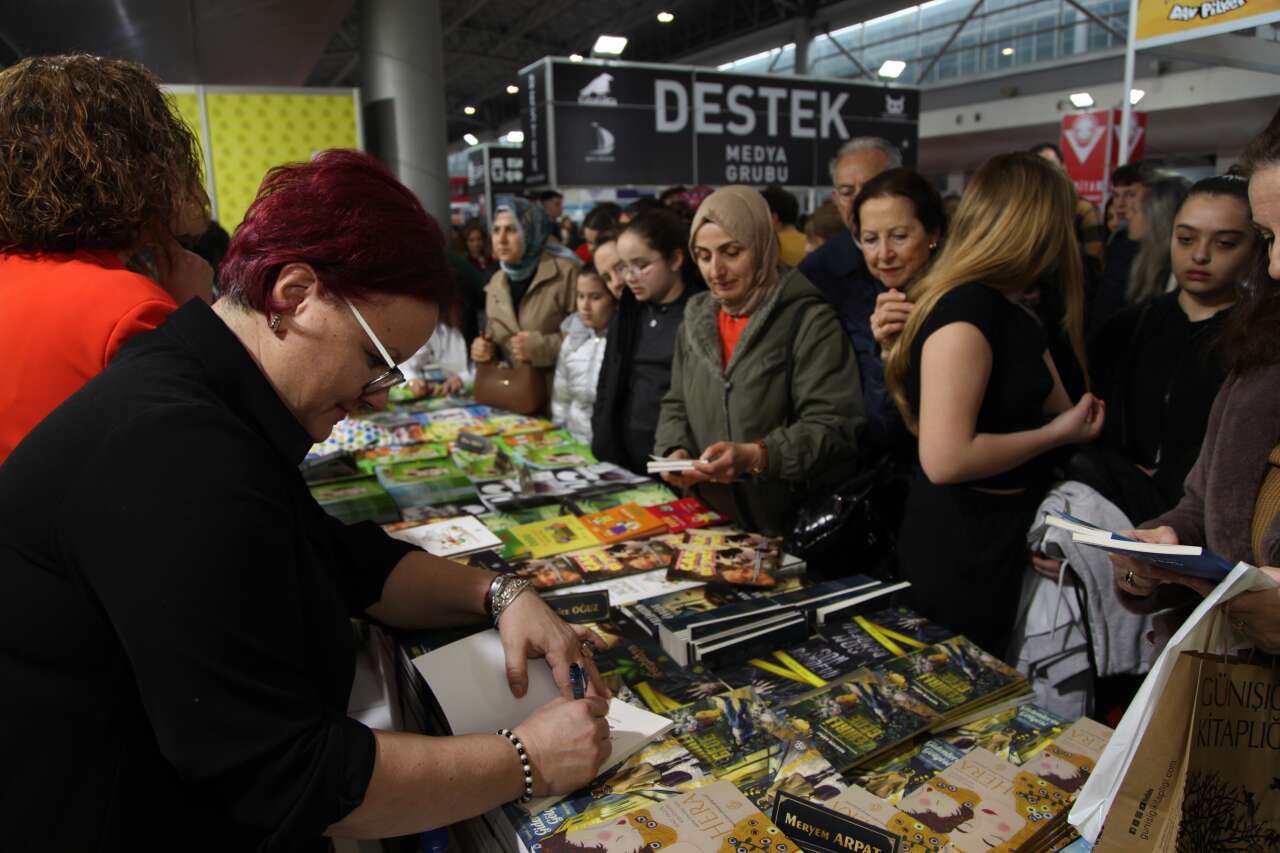 1775462116-tuyap-bursa-kitap-fuari-2
