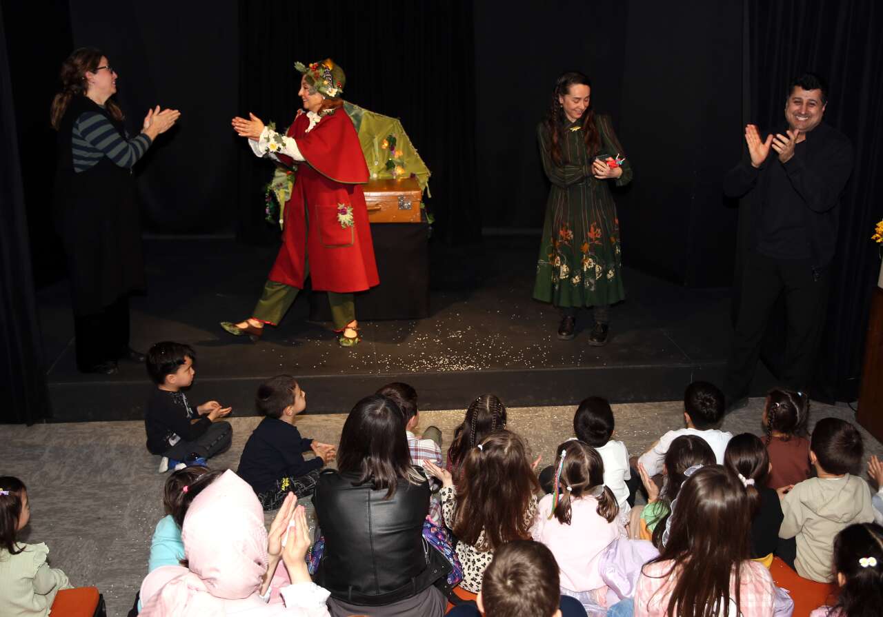 ruzgarda-savrulan-yapraklar-promiyer-yapildi-5
