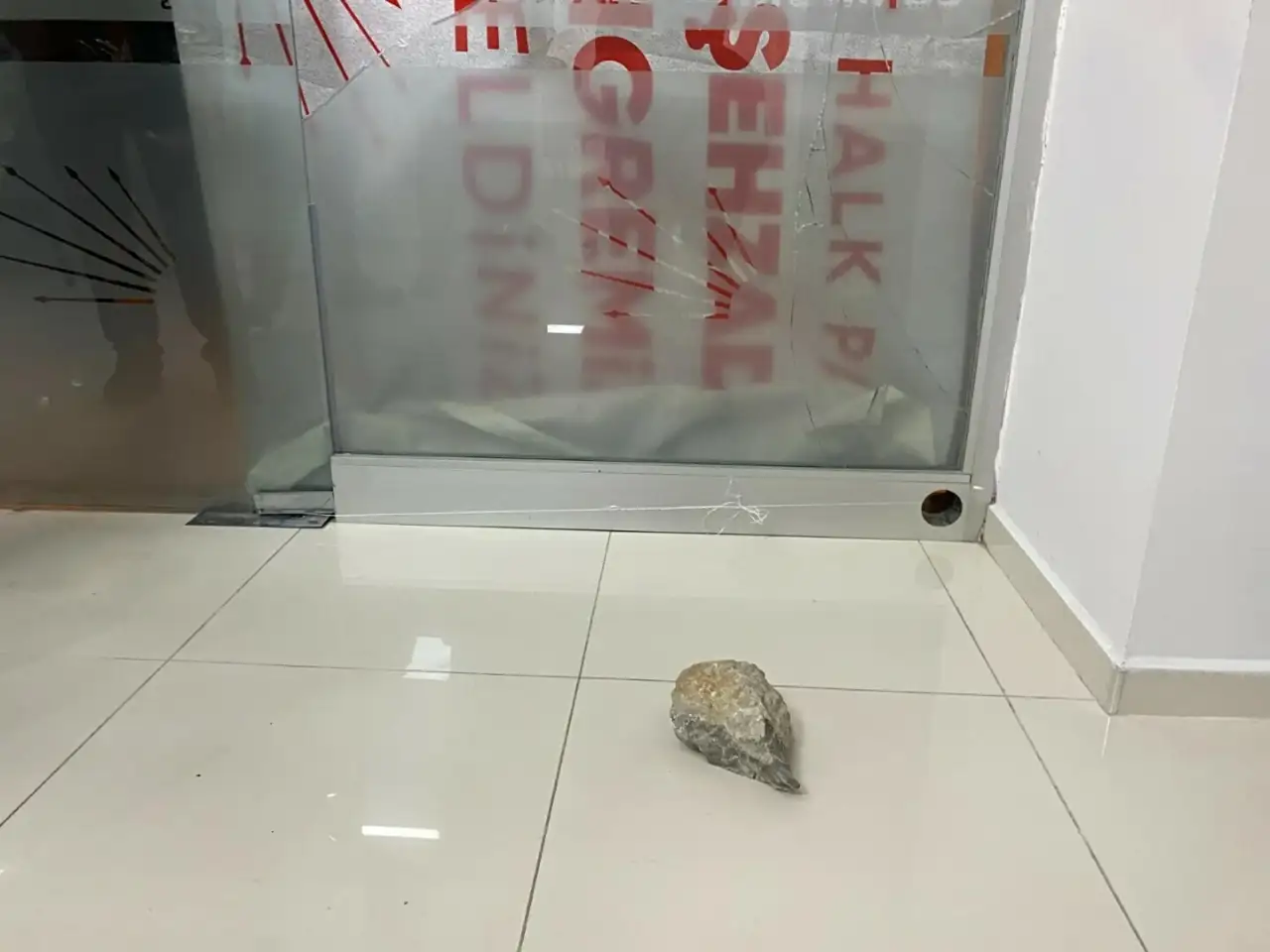 sehzadeler-chp-ilce-baskanligi-binasina-1248339-371382