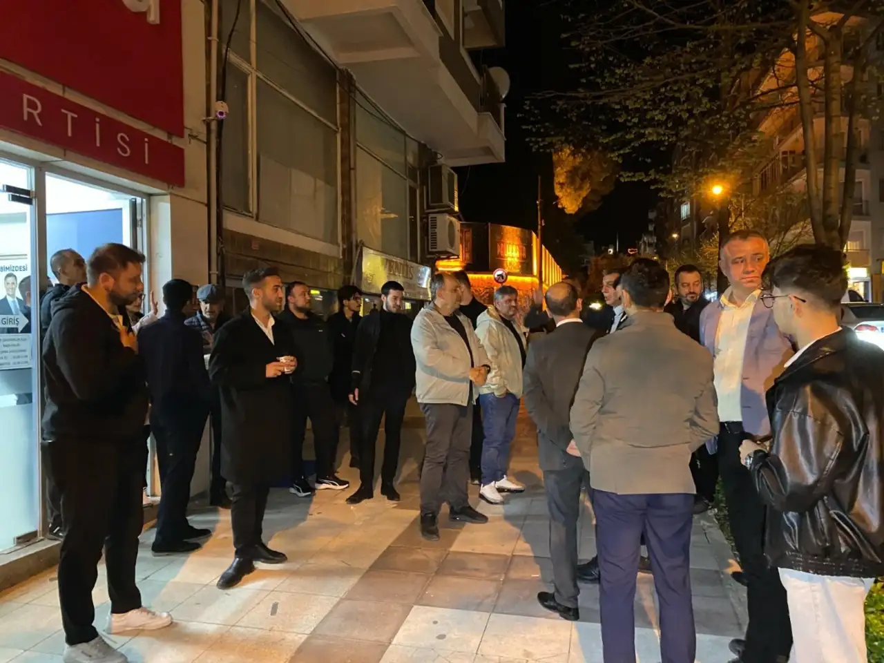 sehzadeler-chp-ilce-baskanligi-binasina-1248341-371382