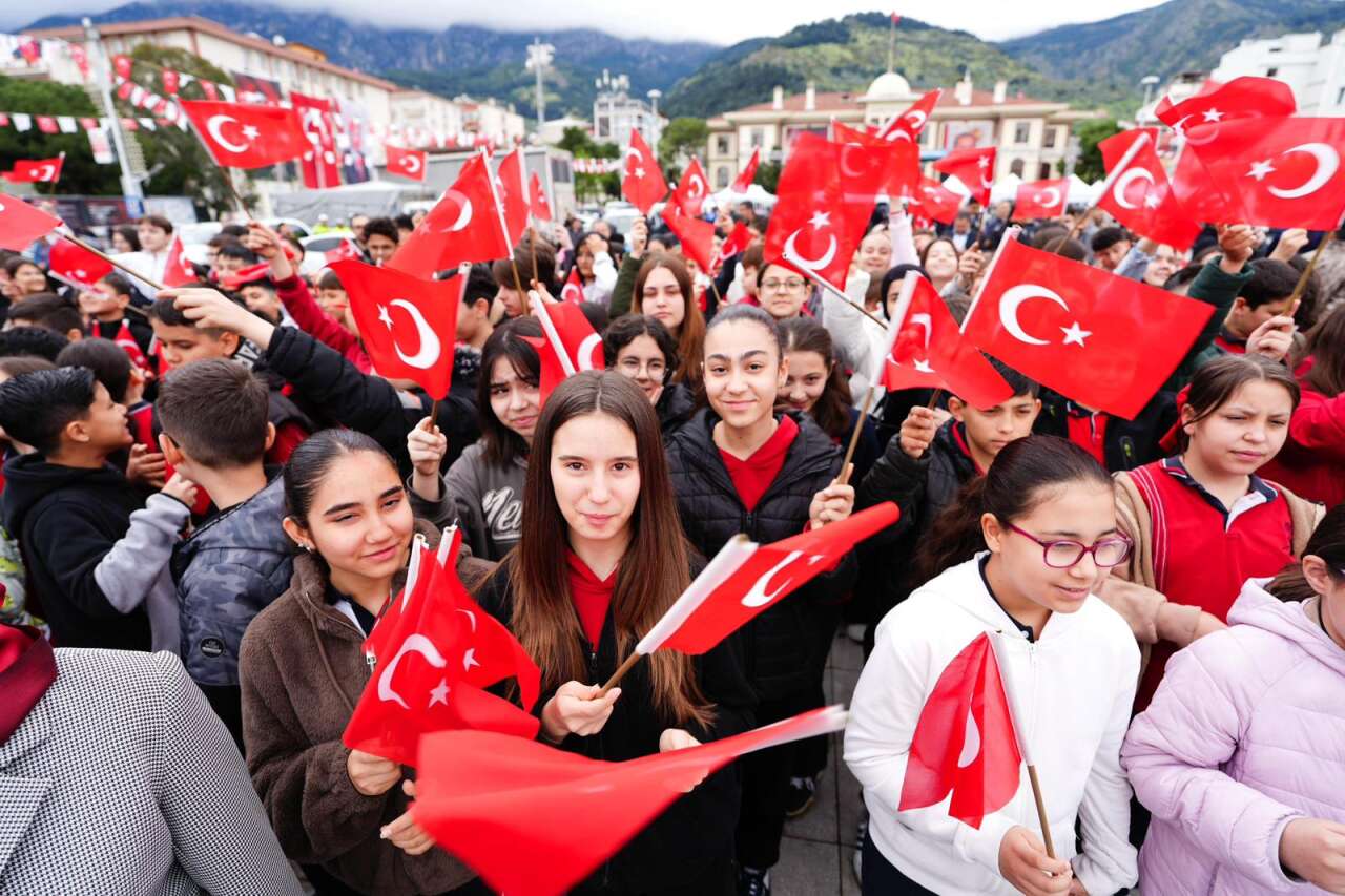 manisada-23-nisan-coskusu-ve-baskan-dutluludan-anlamli-mesaj-26