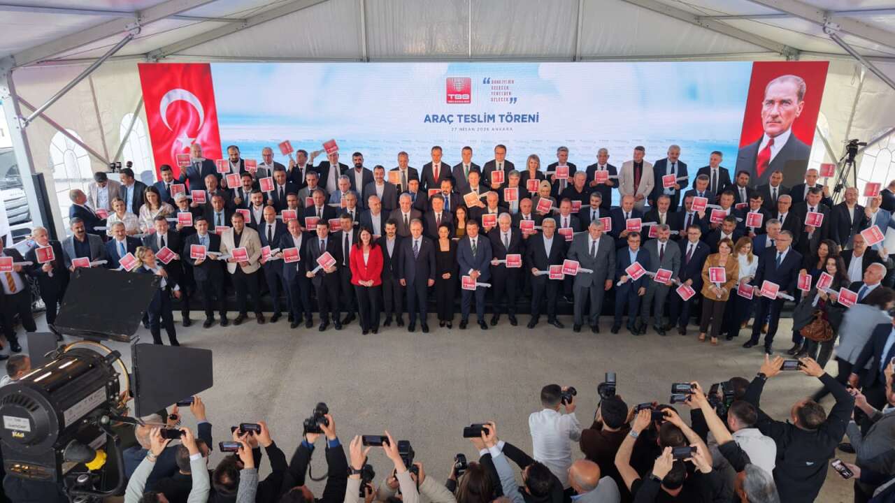 baskan-secer-tbb-tarafindan-duzenlenen-arac-teslim-torenine-katildi-1