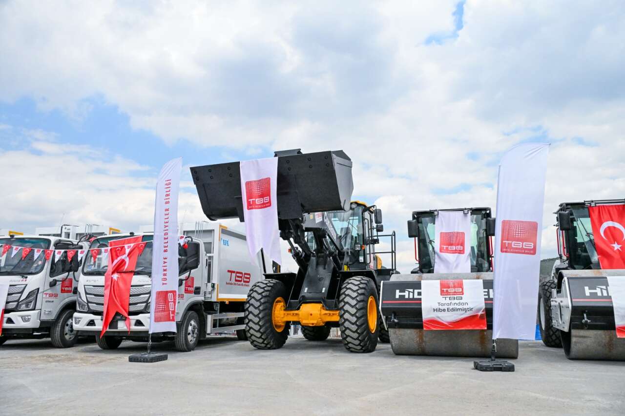 baskan-secer-tbb-tarafindan-duzenlenen-arac-teslim-torenine-katildi-12