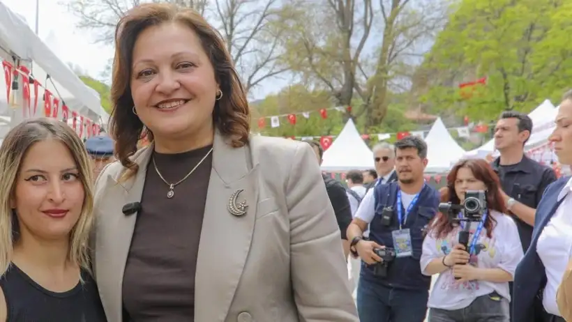 burcu-koksal-sokaga-cikti-ama-korum-efmz