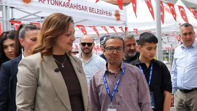 burcu-koksal-sokaga-cikti-ama-korum-ri6p