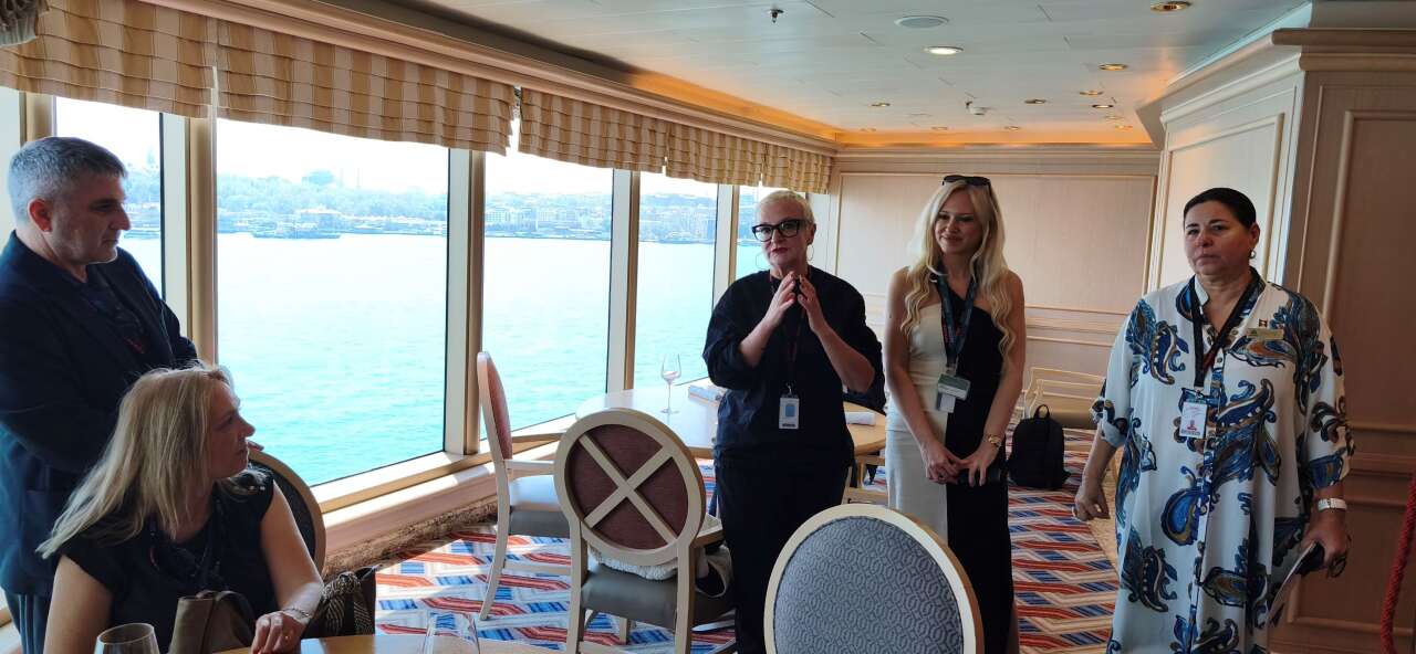 cunard-crew