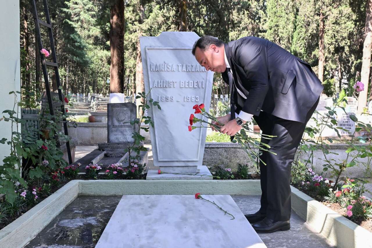 yesilin-atasi-manisa-tarzani-mezari-basinda-anildi-2