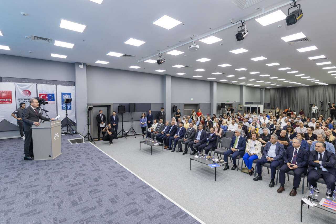 baskan-secer-yerel-demokrasiyi-guclendiren-mersin-sivil-katilim-zirvesine-katildi-2