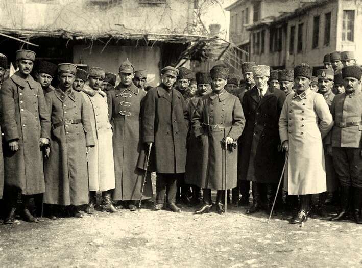 rus-komutanlar-maresal-kliment-vorosilov-ile-mihail-frunze-ilk-hamamonu-ndeki-derme-catma-elcilik-bi