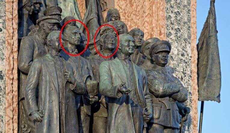 taksim-anitinda-ataturkun-hemen-arkasinda-rus-komutanlar-kliment-vorosilov-ile-mihail-frunze-yer-aliyor