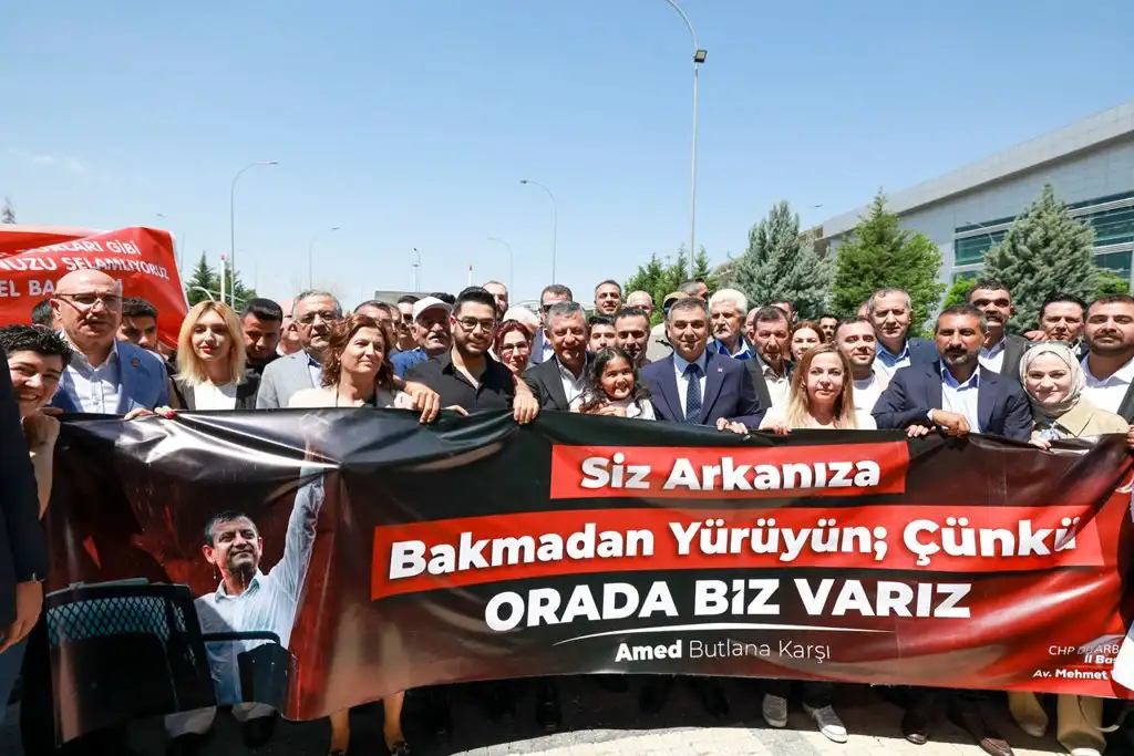 ozgur-ozel-diyarbakir-da-yurttaslardan-yogun-ilgi