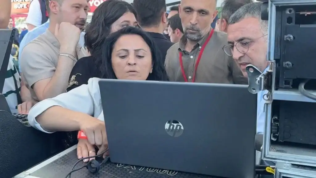 diyarbakirdaki-mitingde-dem-partili-vekiller-ile-polis-arasinda-flas-bellek-gerginligi