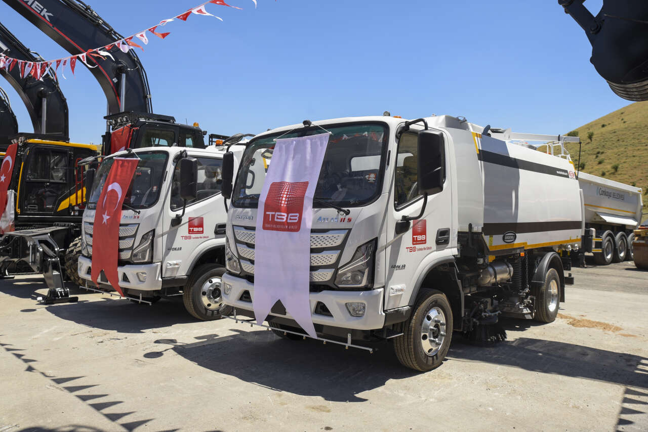 baskan-secer-tbb-tarafindan-duzenlenen-arac-teslim-torenine-katildi-13