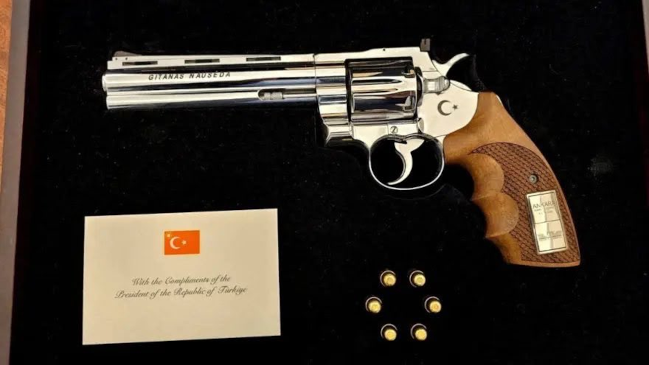 erdogan-silah-hediyesi