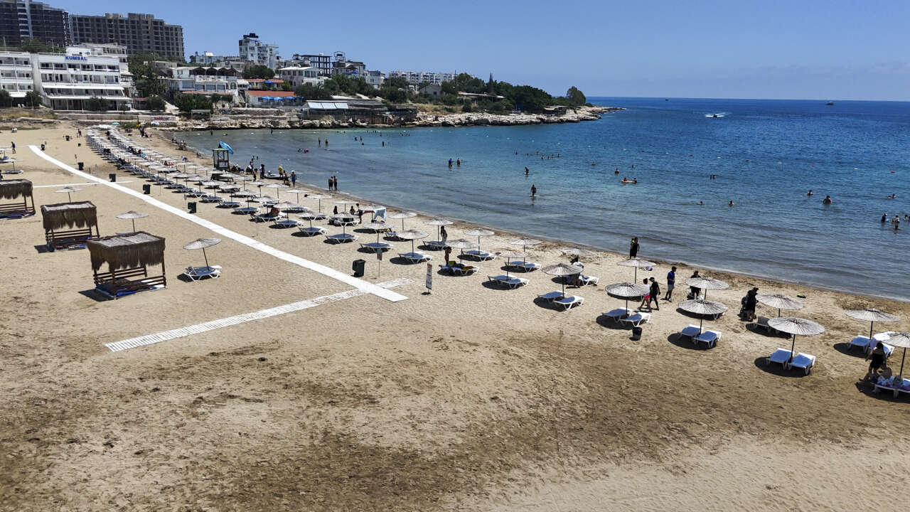 mersin-buyuksehirin-plajlari-yaz-sezonunda-tatilcilerin-gozdesi-oldu-4