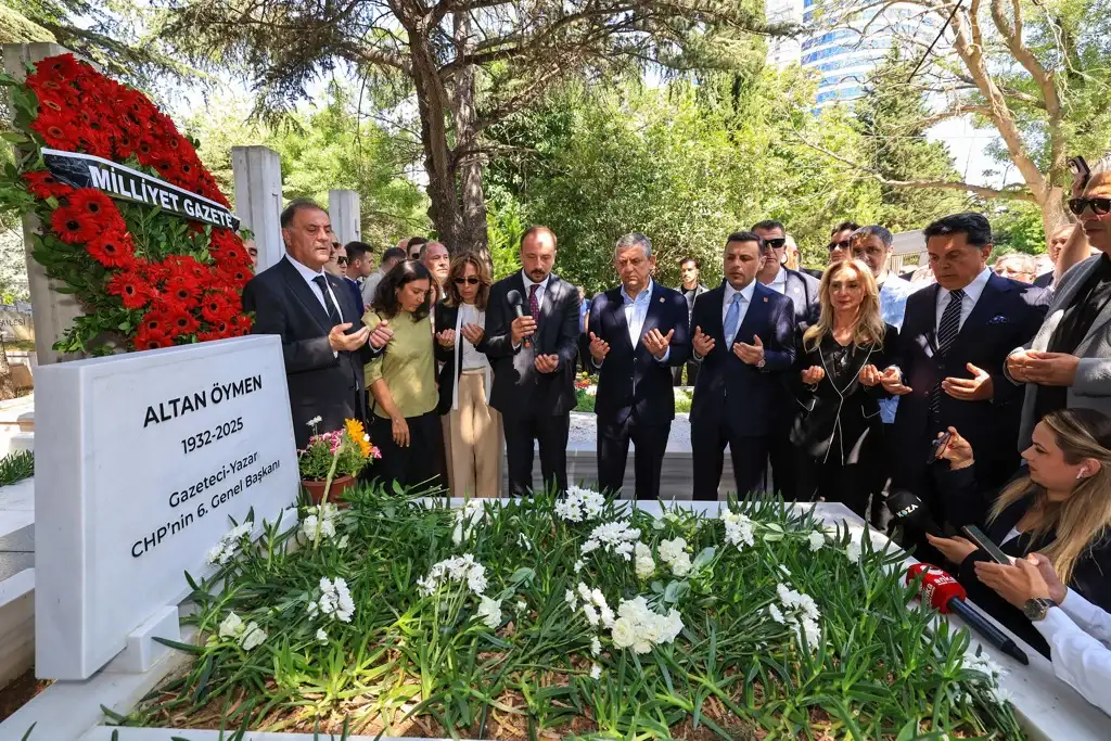altan-oymen-mezari-basinda-anildi-ozgur-ozel-bugunleri-gorse-uzulurdu-1