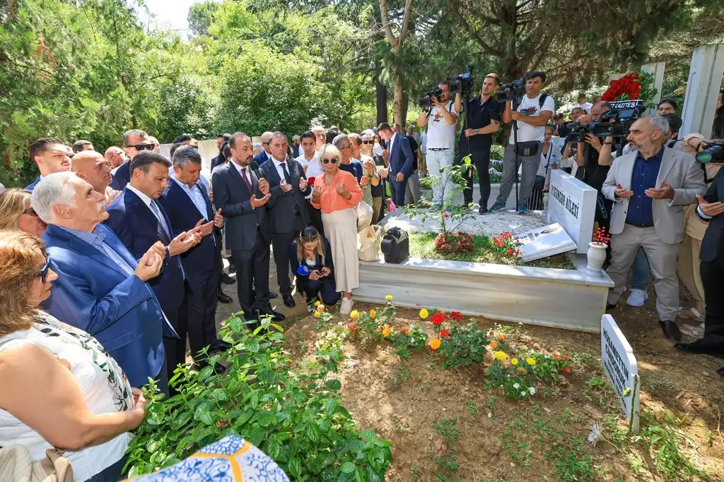 altan-oymen-mezari-basinda-anildi-ozgur-ozel-bugunleri-gorse-uzulurdu