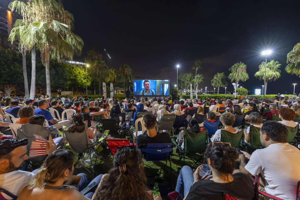 mersin-buyuksehir-gecmisin-acik-hava-sinema-keyfini-gunumuze-tasidi-3