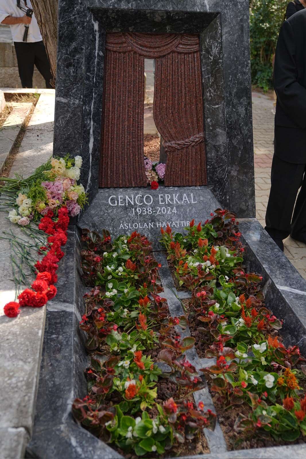 genco-erkal-anit-mezar-1