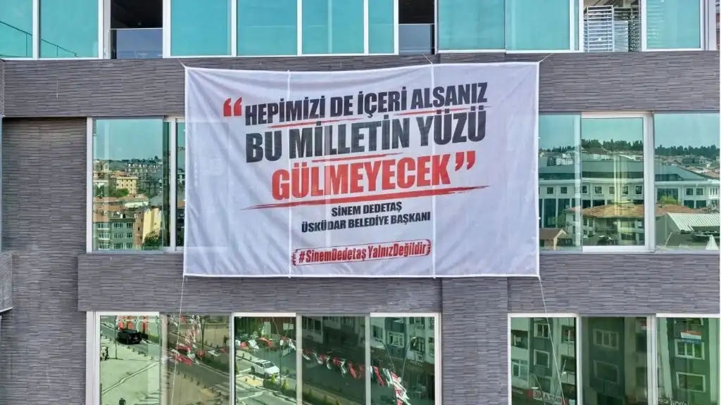uskudar-belediye-binasina-sinem-dedetas-in-sozleri-asildi
