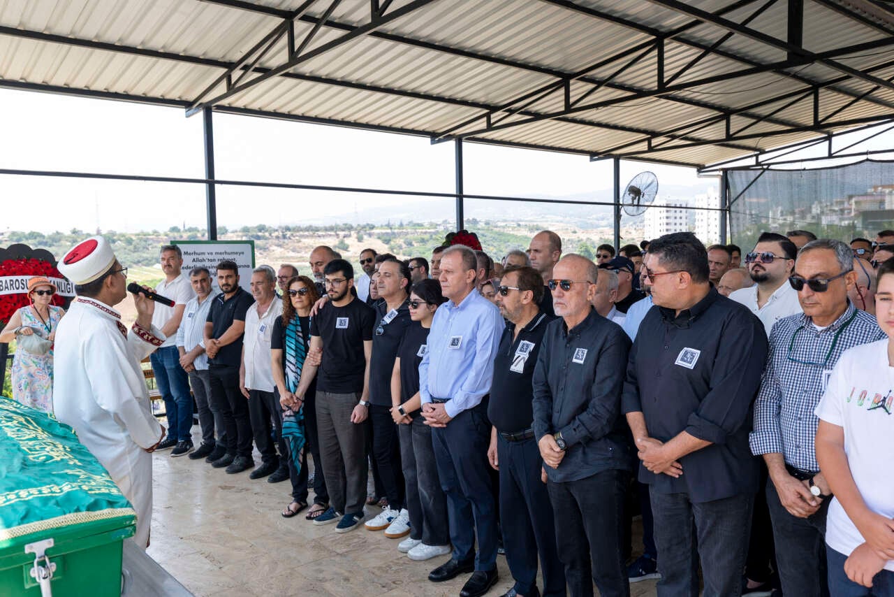 baskan-secer-ile-meral-secer-gazeteci-duygu-oksuz-canovayi-son-yolculuguna-ugurladi-1-1