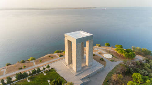 1787727659-anakkale-ehitler-abidesi-1