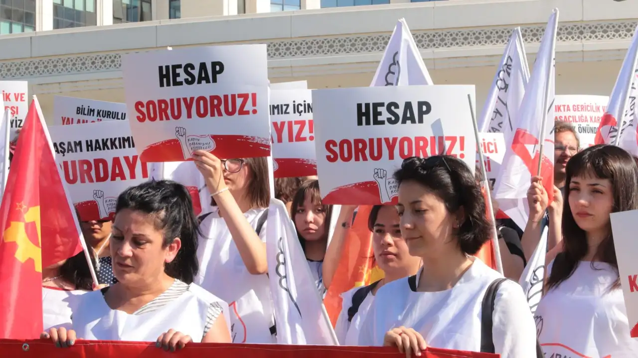 120226329-kdkden-saglik-bakanligi-onunde-hpv-asisi-eylemi-ucretsiz-asi-hakkimiz-icerik-2