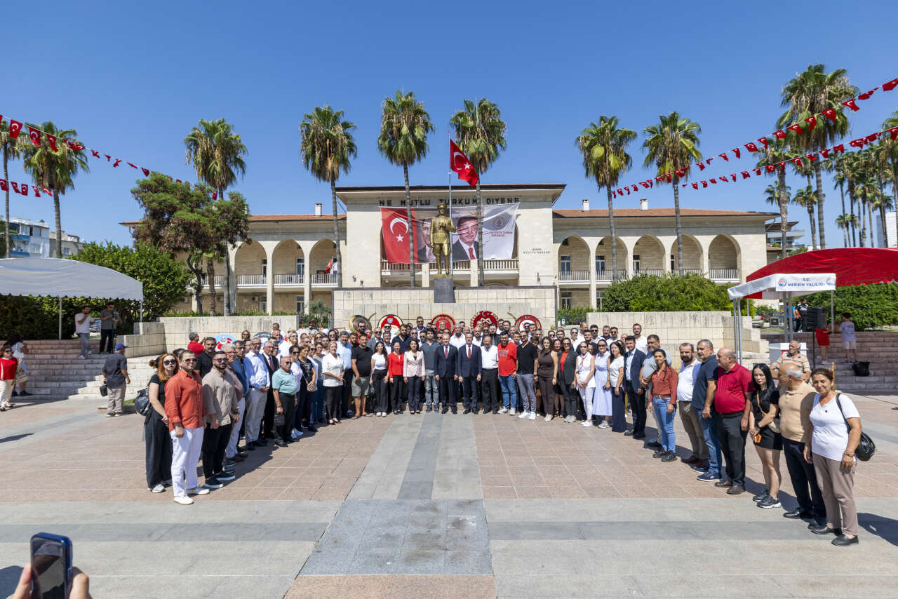 baskan-secer-ve-meral-secer-mersinlilerle-zafer-bayrami-coskusunu-paylasti-4